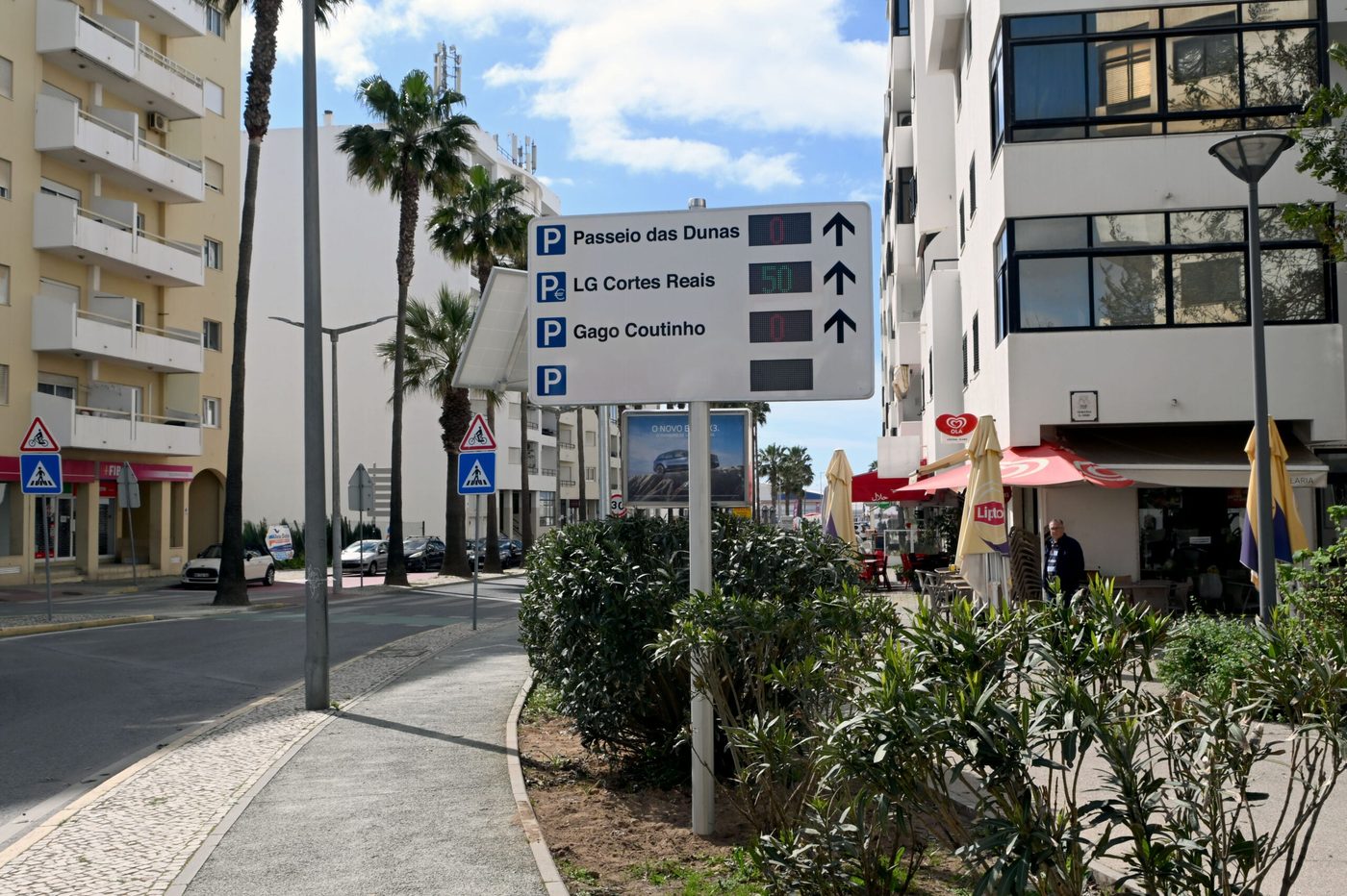 Digital LED panel in Quarteira showing real-time available parking spaces.